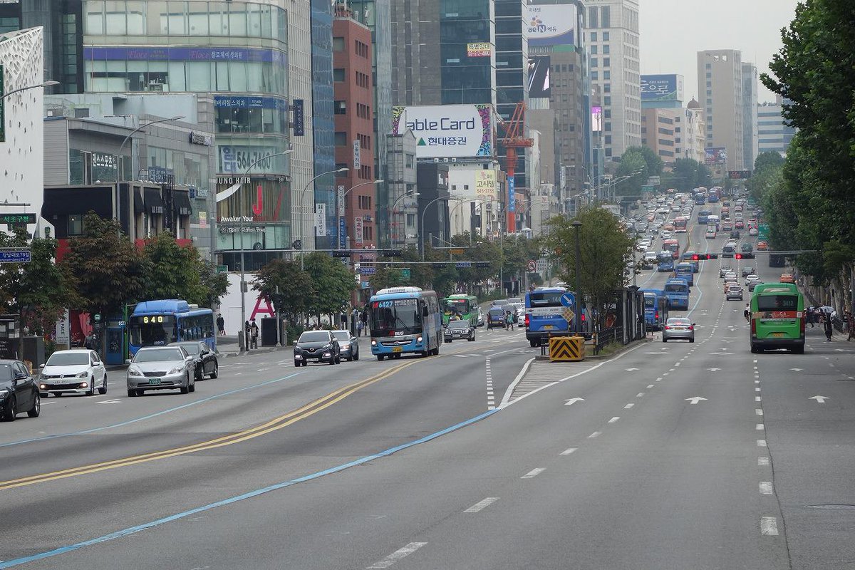 猫耳幼女のyasu ソウルの新市街である江南地区 名鉄犬山線ではない にはバスレーンが整備されているけれど 停留所 によっては追い越しレーンが整備されていて驚いた Http T Co Lbwbycvxgu