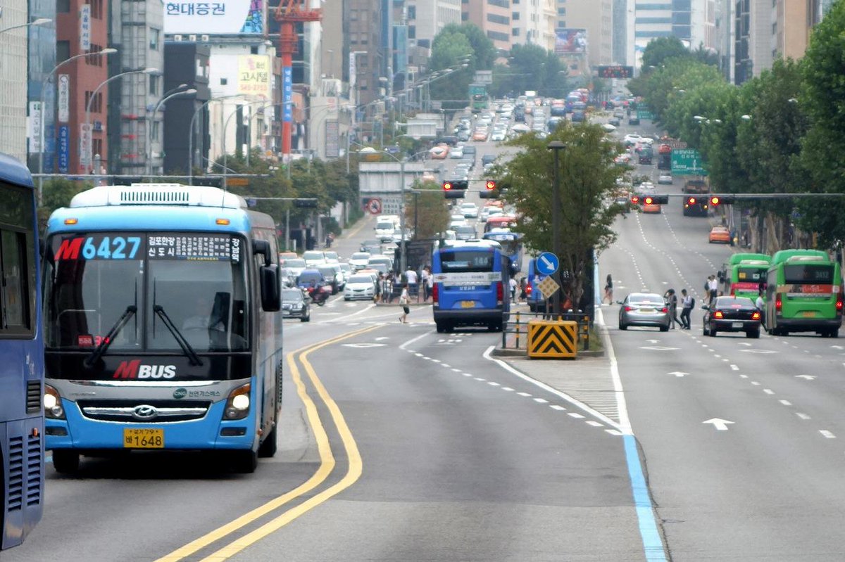 猫耳幼女のyasu ソウルの新市街である江南地区 名鉄犬山線ではない にはバスレーンが整備されているけれど 停留所 によっては追い越しレーンが整備されていて驚いた Http T Co Lbwbycvxgu