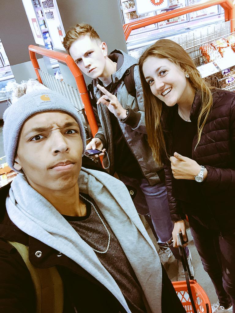 Sjaak's tweet photo. Boodschappen doen met hun. http://t.co/gMSwwXcxTH