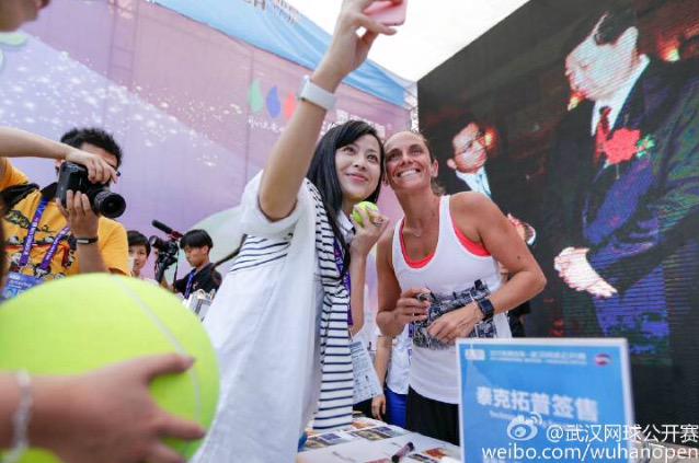 #USOpen2015 finalist @roberta_vinci signing for fans. [Weibo]