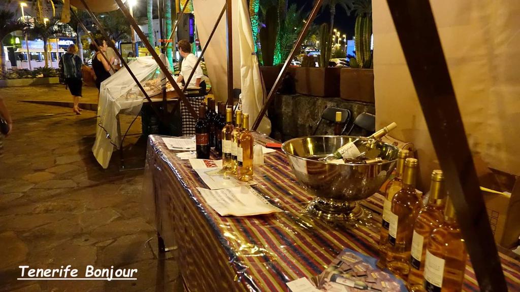 TenerifeBonjour's tweet photo. Mercado diseño #PaseodeTroya  #CostaAdeje #Tenerife Hasta la noche ! ! @LoqueveoTfe @Tenerife_Ocio @paisajecanario http://t.co/8gQjL6ahYC
