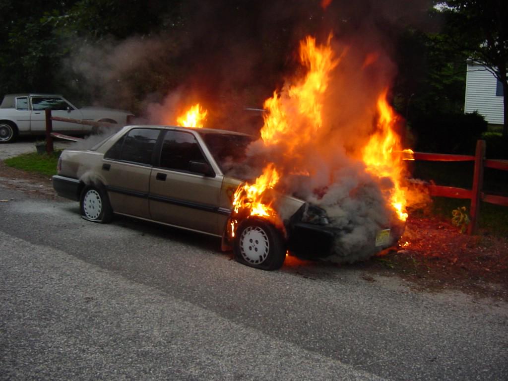 KnowYourDirt's tweet photo. Car Filled With Nitrous Oxide Engulfed In Flames - http://t.co/RacAlpaTay http://t.co/HrBg1CZTwK