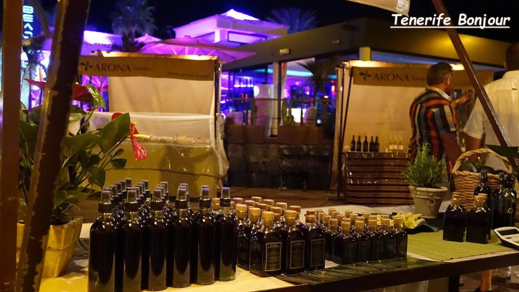 TenerifeBonjour's tweet photo. Mercado diseño #PaseodeTroya  #CostaAdeje #Tenerife Hasta la noche ! ! @LoqueveoTfe @Tenerife_Ocio @paisajecanario http://t.co/8gQjL6ahYC