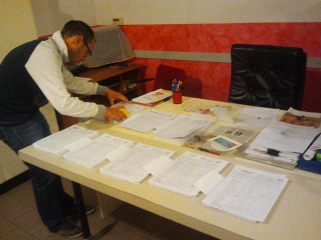 gmbadalucco's tweet photo. #Monza #ReferendumNight si prepara la spedizione a catena #8si tutta notte @PossibileIt @brianzapercivat http://t.co/6EX2msOHvK