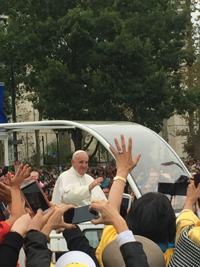 SJCampMin's tweet photo. Pope Francis waving to our Pioneers! #woopope #popeinphilly http://t.co/TTvlbXmaJX