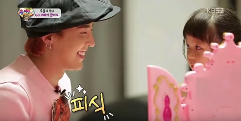 allkpop's tweet photo. Choo Sarang is helplessly falling in love with G-Dragon
http://t.co/nZ6IsftqjG http://t.co/7geMOdvwEo