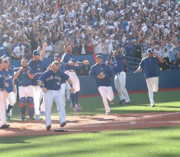 BlueJays's tweet photo. WHAT. A. FINISH. ☔️ @BlueJays win 5-4! http://t.co/ME5dzPdBE2