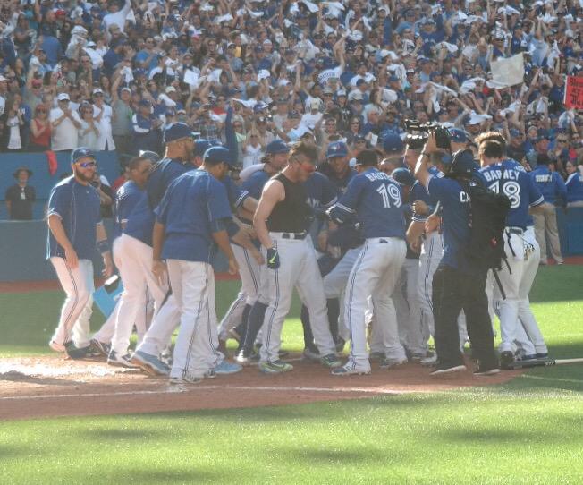 BlueJays's tweet photo. WHAT. A. FINISH. ☔️ @BlueJays win 5-4! http://t.co/ME5dzPdBE2