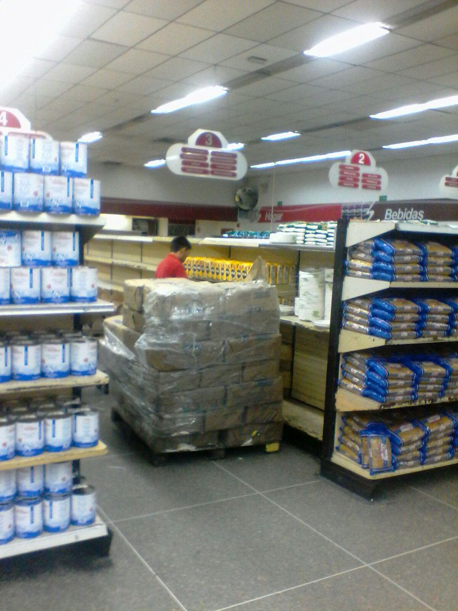 rabsamerida's tweet photo. @NicolasMaduro @begclemente @czosorio En plena mano de obra equipo del abasto surtiendo de alimentos para el pueblo http://t.co/tqXyXlyxrv