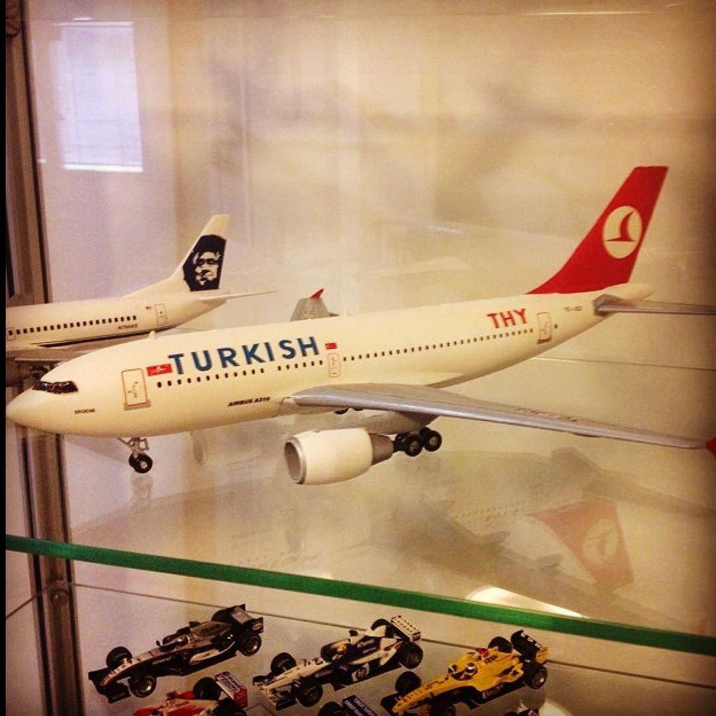 DeltaBravo33's tweet image. Instagram : by airlinermodellers - @f_prime join us today with Revell 1/144 scale A310 TURKISH AIRLINES 
#scalemode…