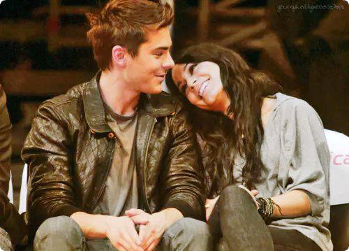 ZacEallgdr's tweet photo. When a girl is in love u can see in her smile.
When a boy is in love u can see in his eyes. http://t.co/eBWjOq399N