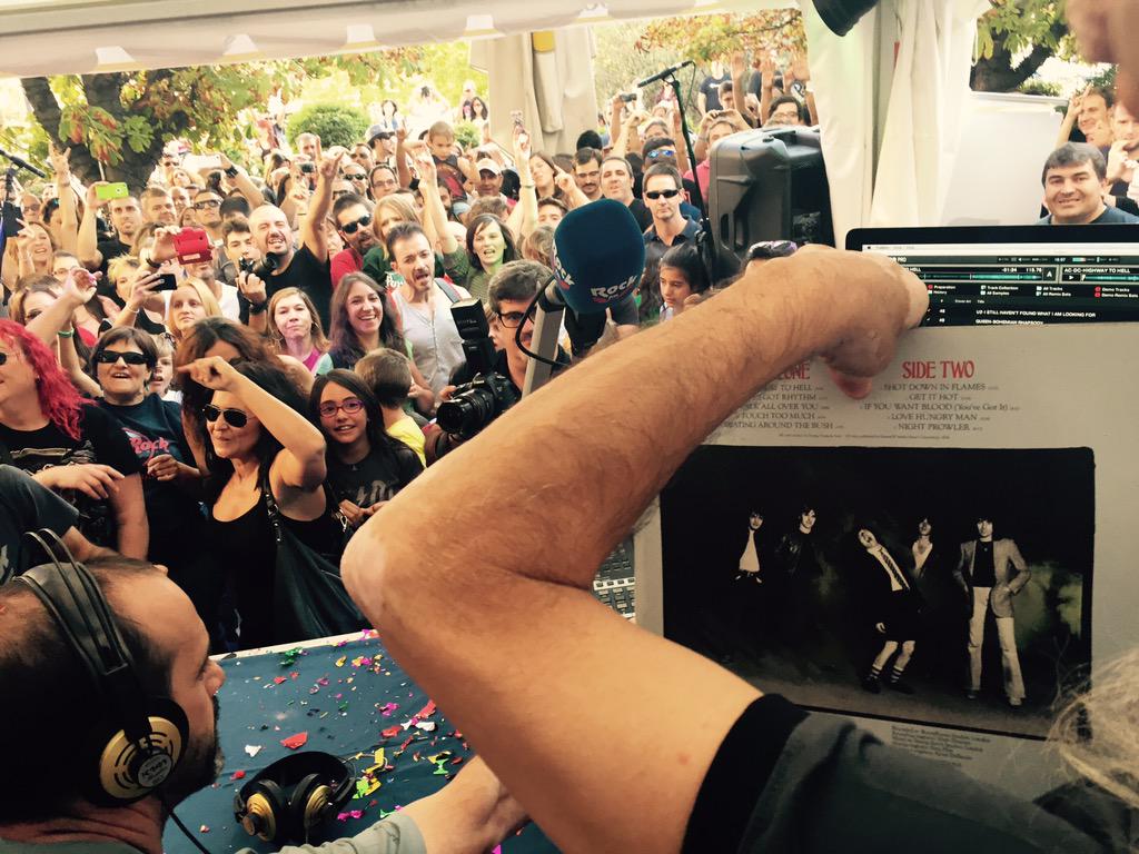 RockFM_ES's tweet photo. Tú lo has decidido y nos has llevado hasta aquí!!! #RockFM500 GRACIAS!! #HighwayToHell @acdc número 1 del #RockFM500 http://t.co/pAfNUFzEbb