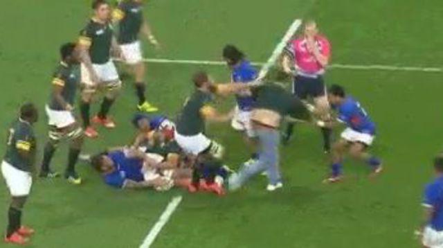 LEXPRESS's tweet photo. Coupe du monde de Rugby: Afrique du Sud-Samoa, des rugbymen éjectent un spectateur. http://t.co/Pue742ZnjW #AFSSAM http://t.co/G7UabGbk36