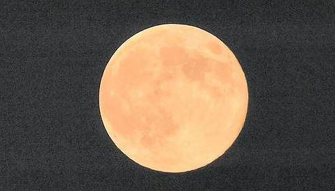 76actu's tweet photo. Éclipse totale de « super lune » en #Normandie, cette nuit. Comment observer le phénomène ? http://t.co/LR6M2ruW8n http://t.co/Ww3qj6iaLY