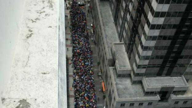 CBSPhiladelphia's tweet photo. Long Lines At Checkpoints Hours Before Papal Mass On Parkway http://t.co/O2b32sddDa #CBSPhillyPope http://t.co/I78dTav1Ay