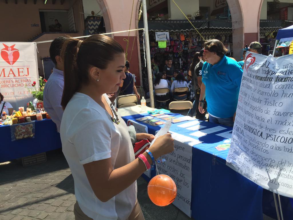 glzdoris's tweet photo. Disfrutando de la #4FeriaPorLaPaz en compañía de mi familia. http://t.co/tVCVctPLVK