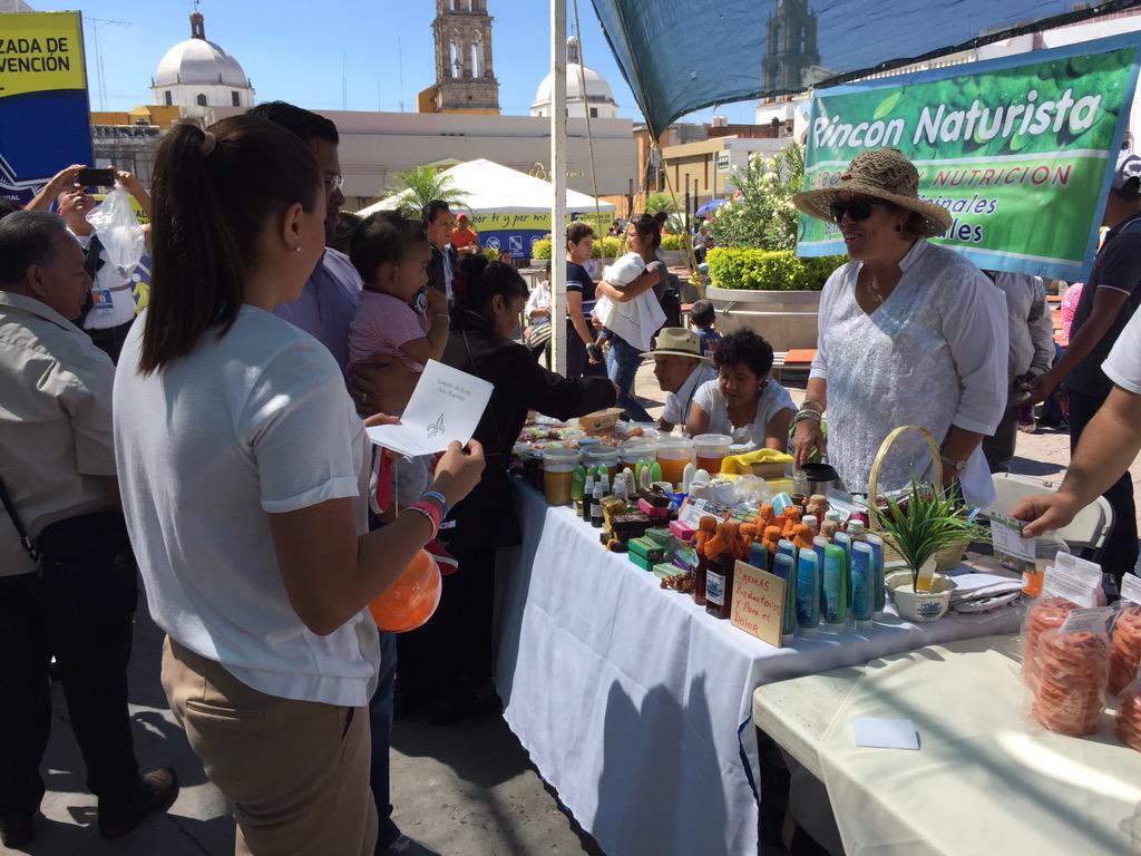 glzdoris's tweet photo. Disfrutando de la #4FeriaPorLaPaz en compañía de mi familia. http://t.co/tVCVctPLVK