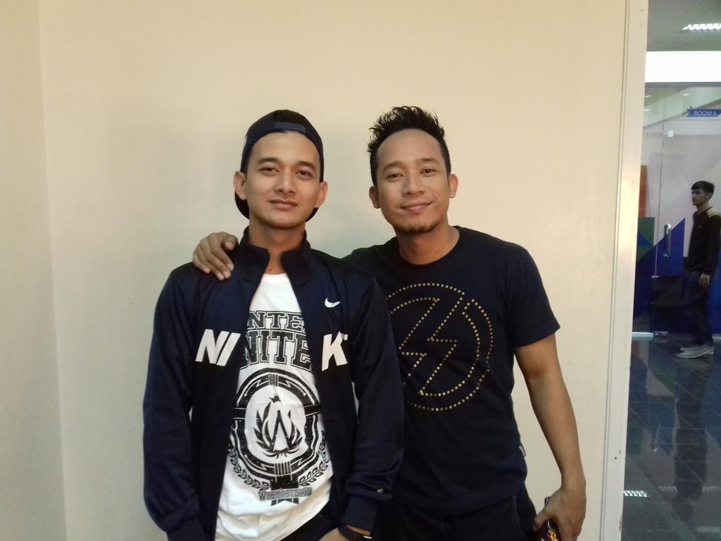 DennyCagur's tweet photo. With my broo..! “@IndraKBJ: With my big bos kang @DennyCagur 😉 http://t.co/weOWIOyssL”