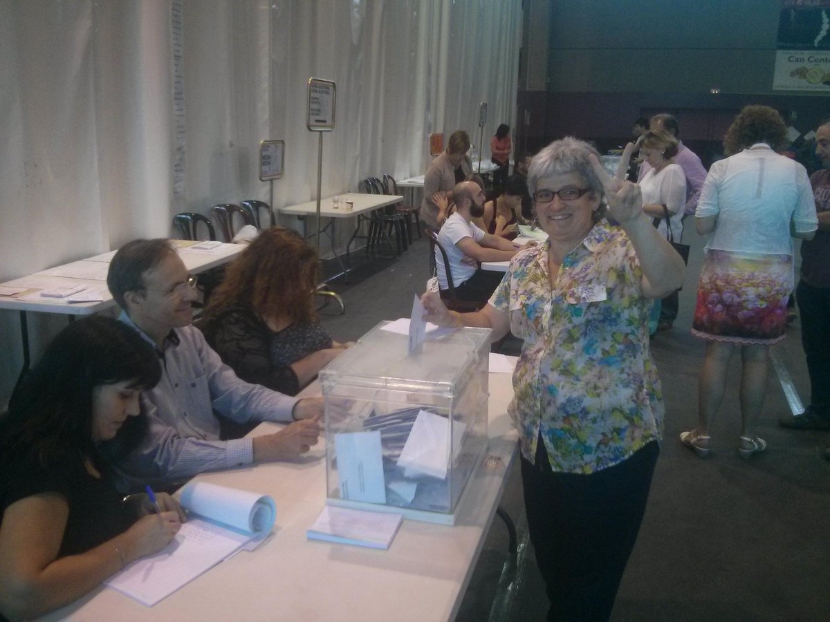 CUPAngles's tweet photo. L'Imma Sau núm. 6 per Girona de la @cupnacional ja ha votat #somriureCUP #oCUPemLesUrnes #Angles http://t.co/6KvM2NOxFd