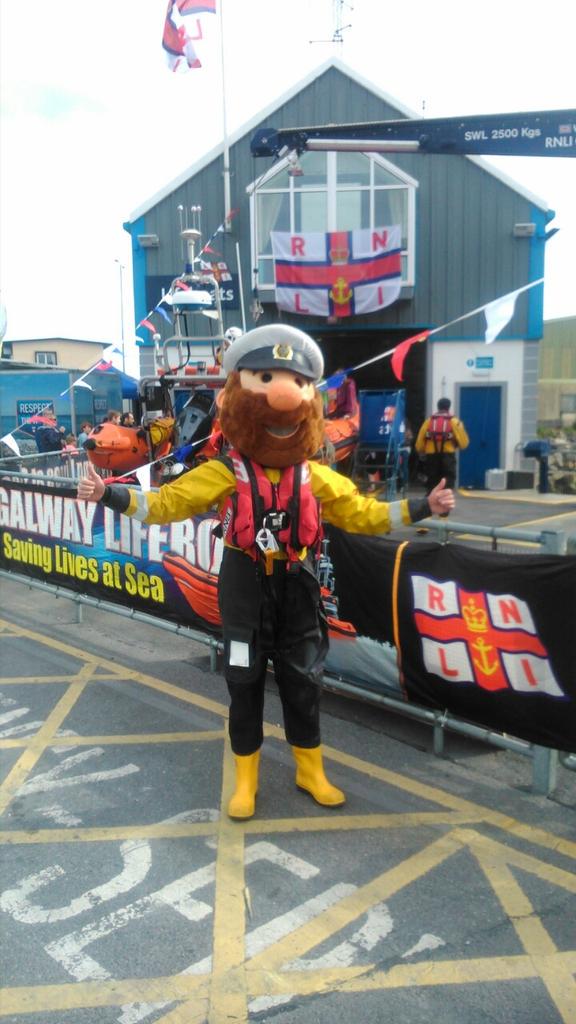 GalwayLifeboat's tweet photo. Great fun today thanks for supporting @RNLI @TyreAware @BowWaves #openday http://t.co/whUCnu0XpK
