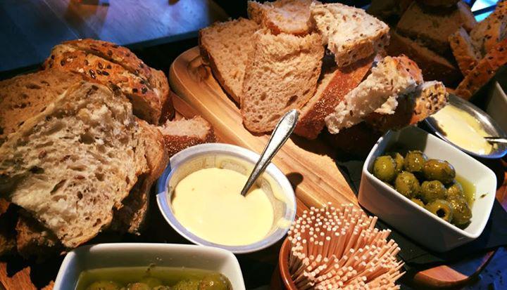 Jacks_Cafe's tweet image. Even voorstellen: Vers afgebakken desem brood met huisgemaakte aioli! #borrelhap #vers #heemskerk