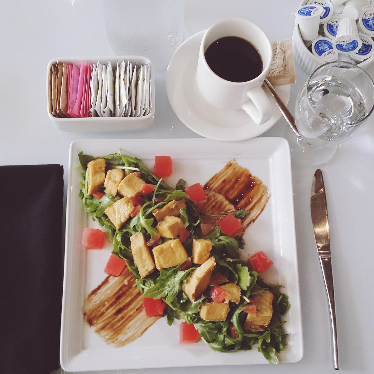 JustinLaurenXO's tweet image. A delicious vegan lunch at the @chilledcork in Chatham-Kent with @ck_table ! #RethinkFood @foodlandontario