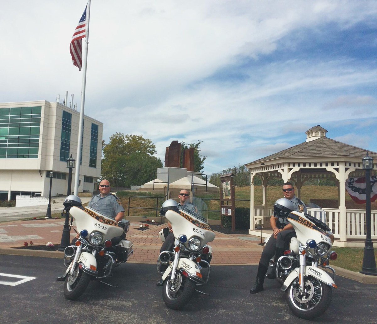 KPVFC911Mem5K's tweet photo. PSP Troopers from Pittsburgh area paid a visit to our #kpvfc911memorial while in town working for the #papalvisit http://t.co/NWf2ZsanzS