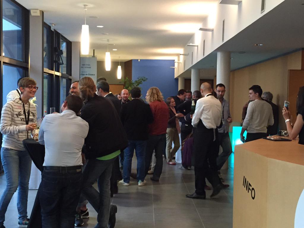 BeautyFrenchTec's tweet photo. Pendant que le jury se concerte, les participants soufflent autour d'un verre après 48h de travail #HackChartres http://t.co/uYGOFO1DCM