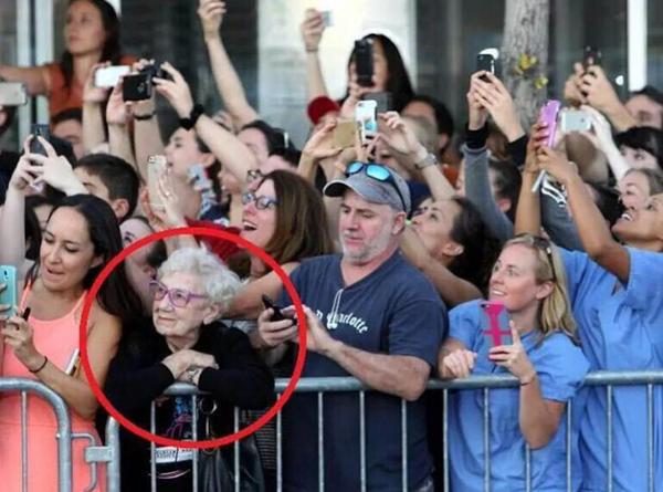 ArabicBest's tweet image. أن تعيش اللحظة بكل تفاصيلها وأحاسيسها .. أفضل من أن تصورها ..!