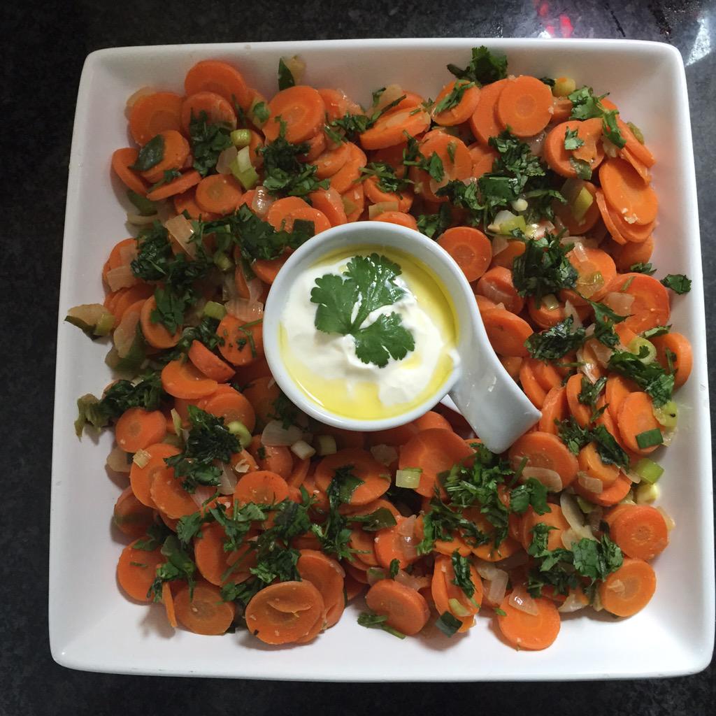 mate_masie's tweet photo. Nu ook biologische,vegetarische buffetten: Marokkaanse wortelsalade, bietensinaasappel salade, bloemkool met rozijnen http://t.co/6Kg4vaXvCa