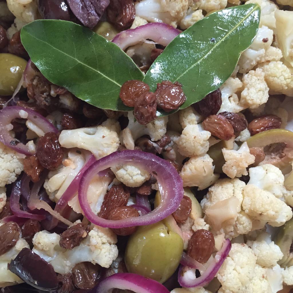 mate_masie's tweet photo. Nu ook biologische,vegetarische buffetten: Marokkaanse wortelsalade, bietensinaasappel salade, bloemkool met rozijnen http://t.co/6Kg4vaXvCa
