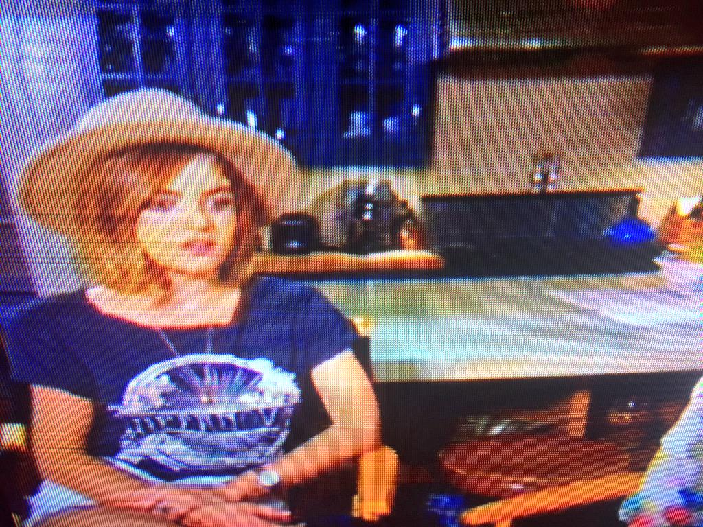 BersabehS's tweet image. Lucy &amp;amp; Troian on Enews talking about the #PLLTimeJump 
#PLL  #PLLArmy