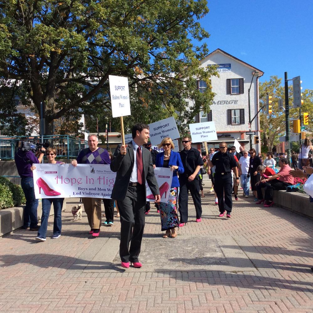 HaltonWomensPl's tweet photo. Thank you Oakville! Boys and men walking to end violence against women! Let's totally fill the streets next year! http://t.co/HL61s1VBxS