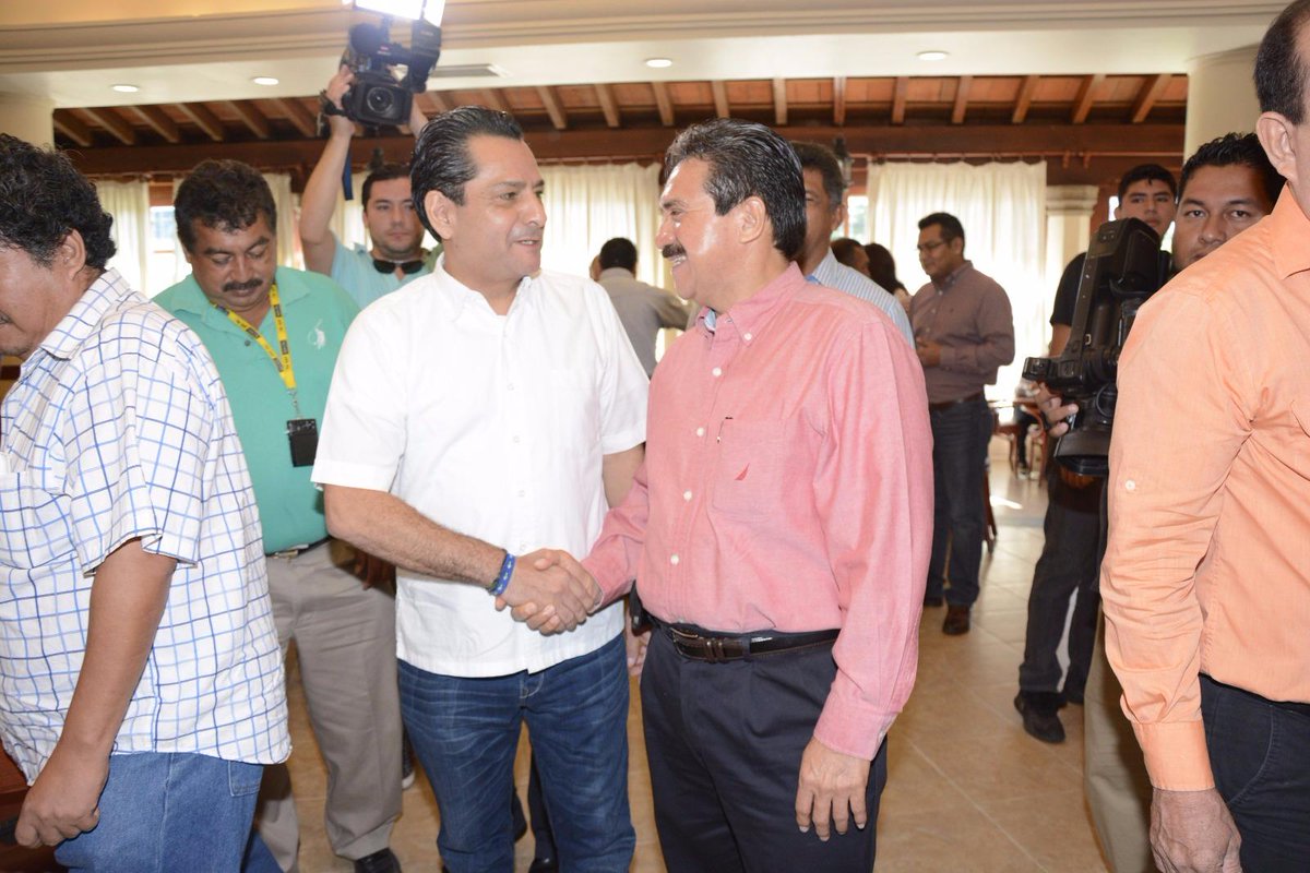 BabeSegura's tweet photo. Fortaleza y vitalidad del nuevo PRI fundada en acuerdos y consensos, felicidades @JesusAliTabasco y @EvaristoHdzCruz http://t.co/8ObKqtePQB