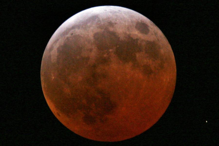 welt's tweet image. Mondfinsternis: Wo und wann ihr den Blutmond am besten sehen könnt on.welt.de/1KHrbn8