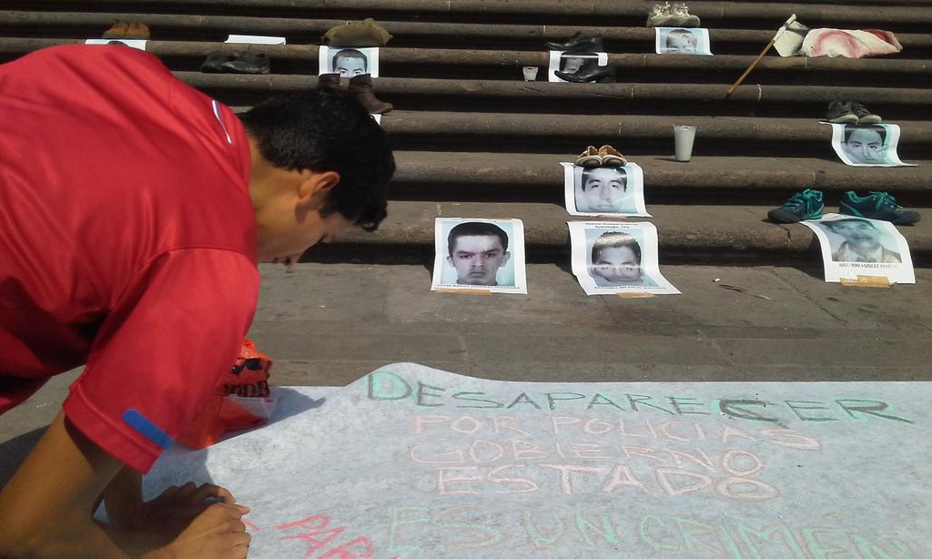 ULibres's tweet photo. Los #Feminicidios también son crímenes de Estado, No a la violencia del Edo #AyotzinapaUnAno http://t.co/tQHiCj5axH