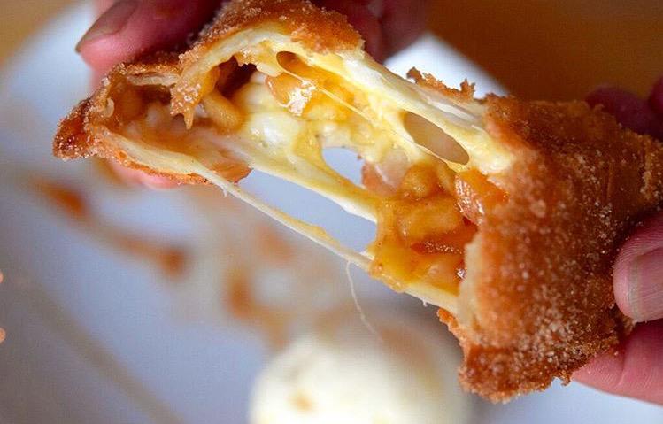 ThatFoodWhore's tweet photo. Apple and cheese empanada #foodporn http://t.co/2vCi5nig2v