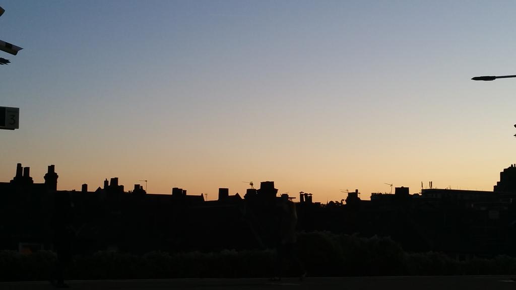 klfitme's tweet photo. Sun setting in London town #Londonlife #weekend http://t.co/Y5IcZPWeod