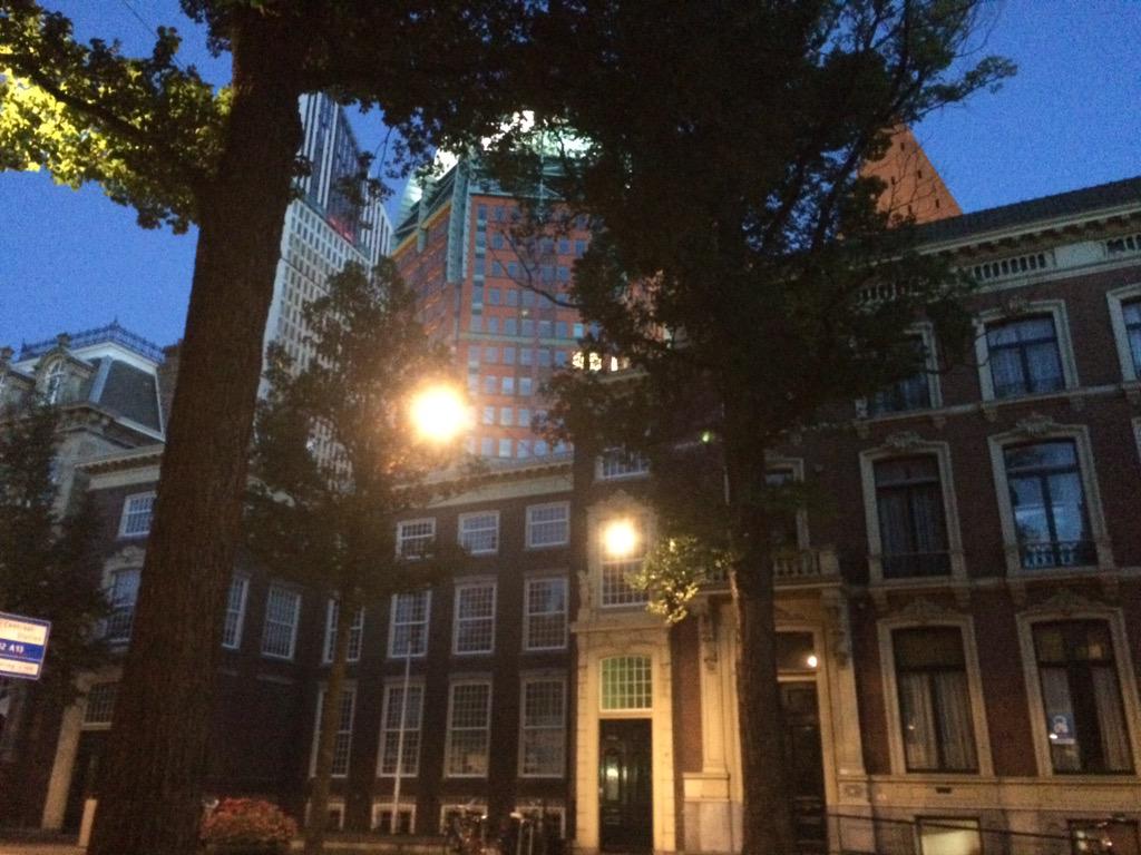 Небоскребы лицезрею, пью пивко и прям балдею. #Гаагавдуше #Этоклише