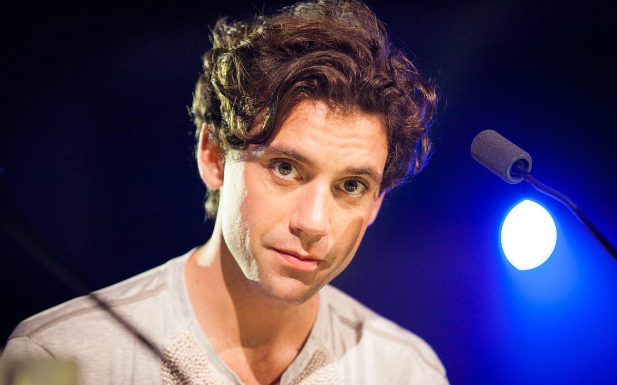 XFactor_Italia's tweet photo. .@mikasounds sta per salire sul palco del @MediolanumForum e ci sarà anche @Chiara_Galiazzo! Buon concerto a tutti! http://t.co/sbdZzZa2IO