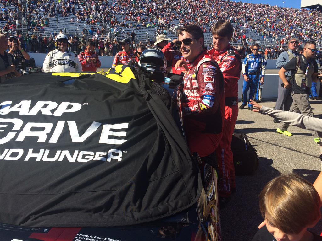 TeamHendrick's tweet photo. "Time to go racing @NHMS."
Crew chief Alan Gustafson says his last remarks and heads to pit box.
#ChasePerspective http://t.co/eLjVV9XxDt