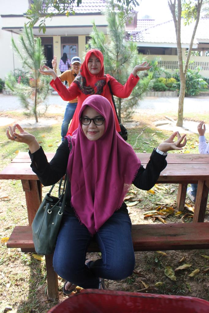 utarimeidi's tweet photo. Kegabutan 3 org saat menunggu, akhirnya menghasilkan gambar ini hahahahahaha... #edisikangen http://t.co/uCVNowBIvC