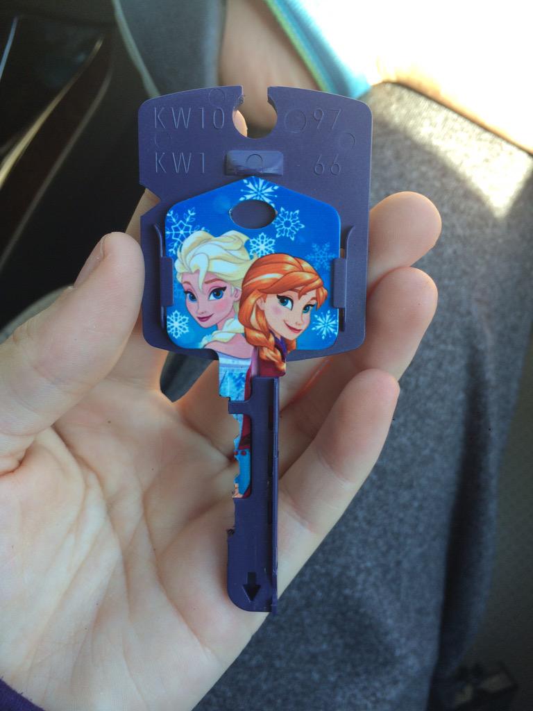 emmalewisyo's tweet photo. I GOT A NEW HOUSE KEY๐ #IStillLoveFrozen #Frozen4Ever #5Ever http://t.co/z4FIUeSn6Z