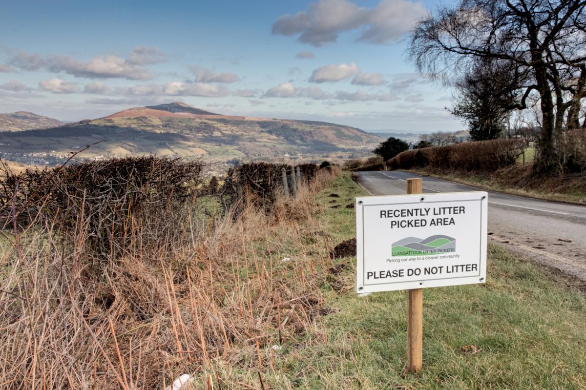 LlangattockPick's tweet photo. Litter:our national disgrace @ImGreenAreYou our local response. Let's inspire communities  RT http://t.co/yi8vqeipLS http://t.co/AatFY4mr3D