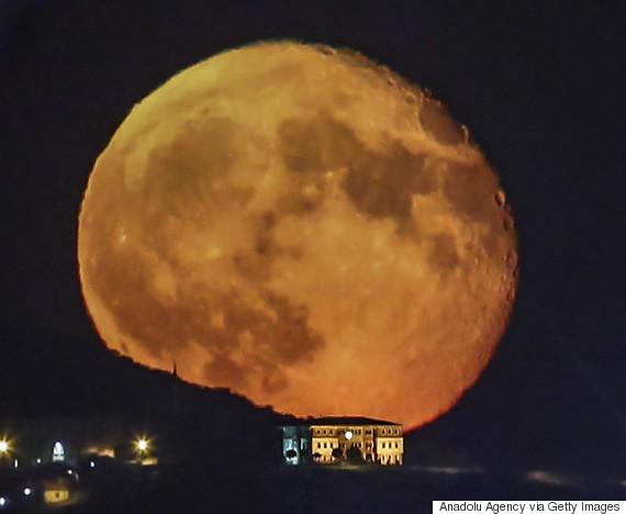 6 больших лун. Большая Луна. Очень большая Луна. Гигантская Луна. Луна огромных размеров.
