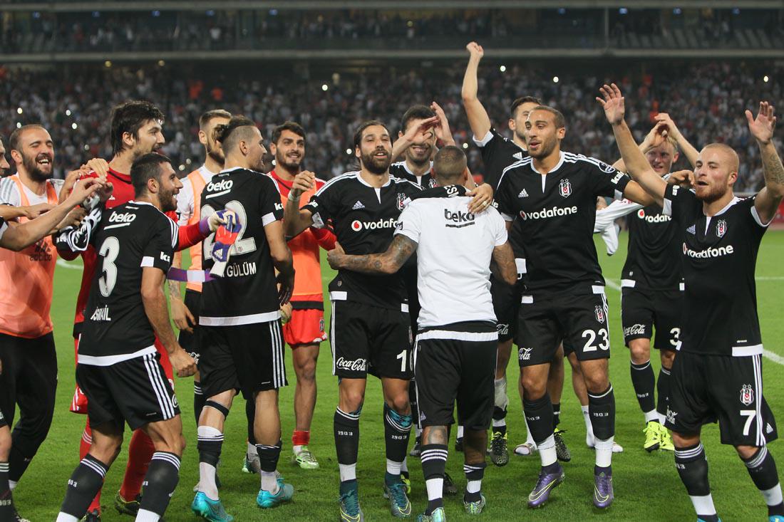 Besiktas's tweet photo. Derbi zaferi sonrası oyuncularımızın sevinç anları...
#LiderBeşiktaş http://t.co/6YmvQpnknq