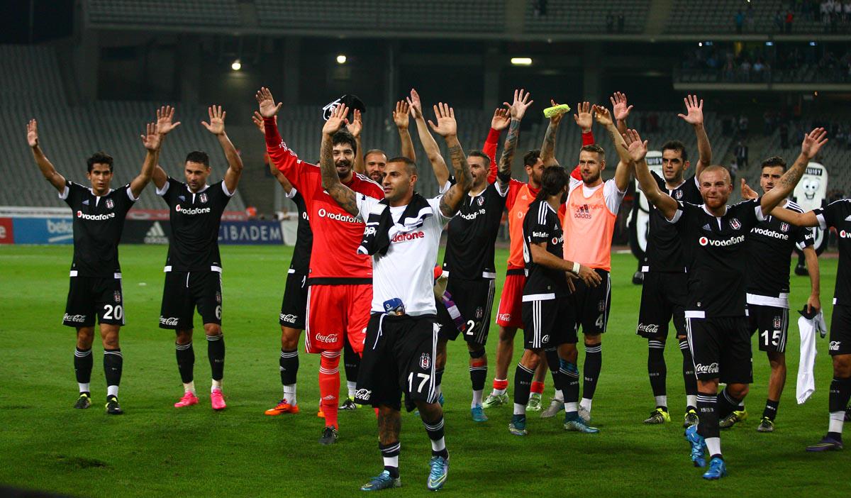 Besiktas's tweet photo. Derbi zaferi sonrası oyuncularımızın sevinç anları...
#LiderBeşiktaş http://t.co/6YmvQpnknq