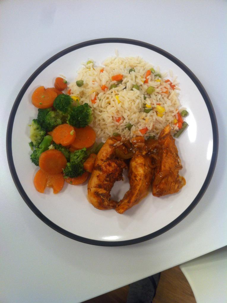 OroyoEubanks's tweet photo. It's late but just cooked my first Sunday dinner here - π #gottaeatlessfastfood #gladicancook http://t.co/Yj7BQUD0lt