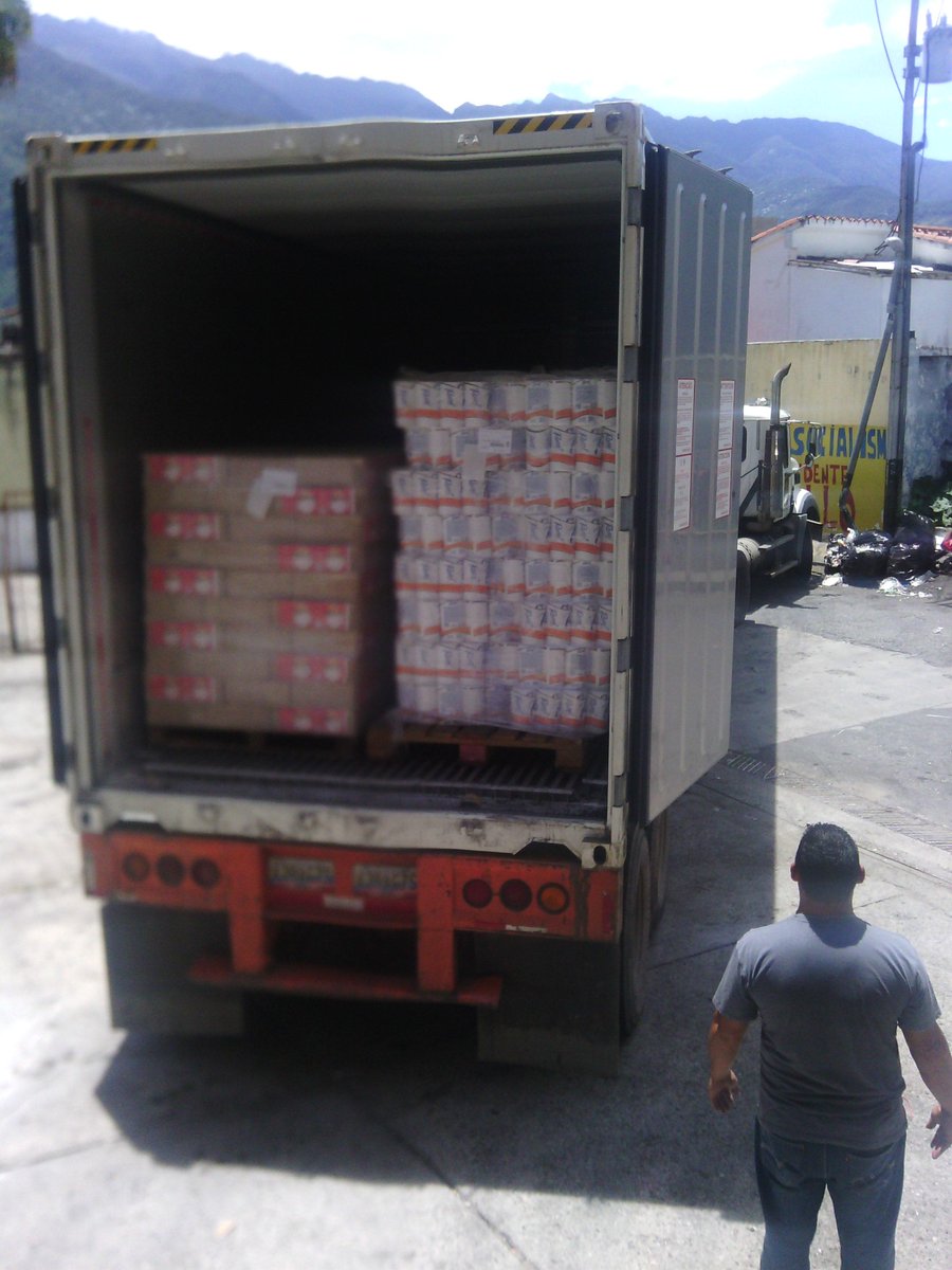 rabsamerida's tweet photo. @begclemente @czosorio @NicolasMaduro En estos momentos recibiendo 22tm de alimentos para el pueblo http://t.co/FXSxReHMG2