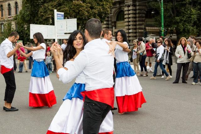 Merengue della Repubblica Dominicana in piazza a Milano (VIDEO)